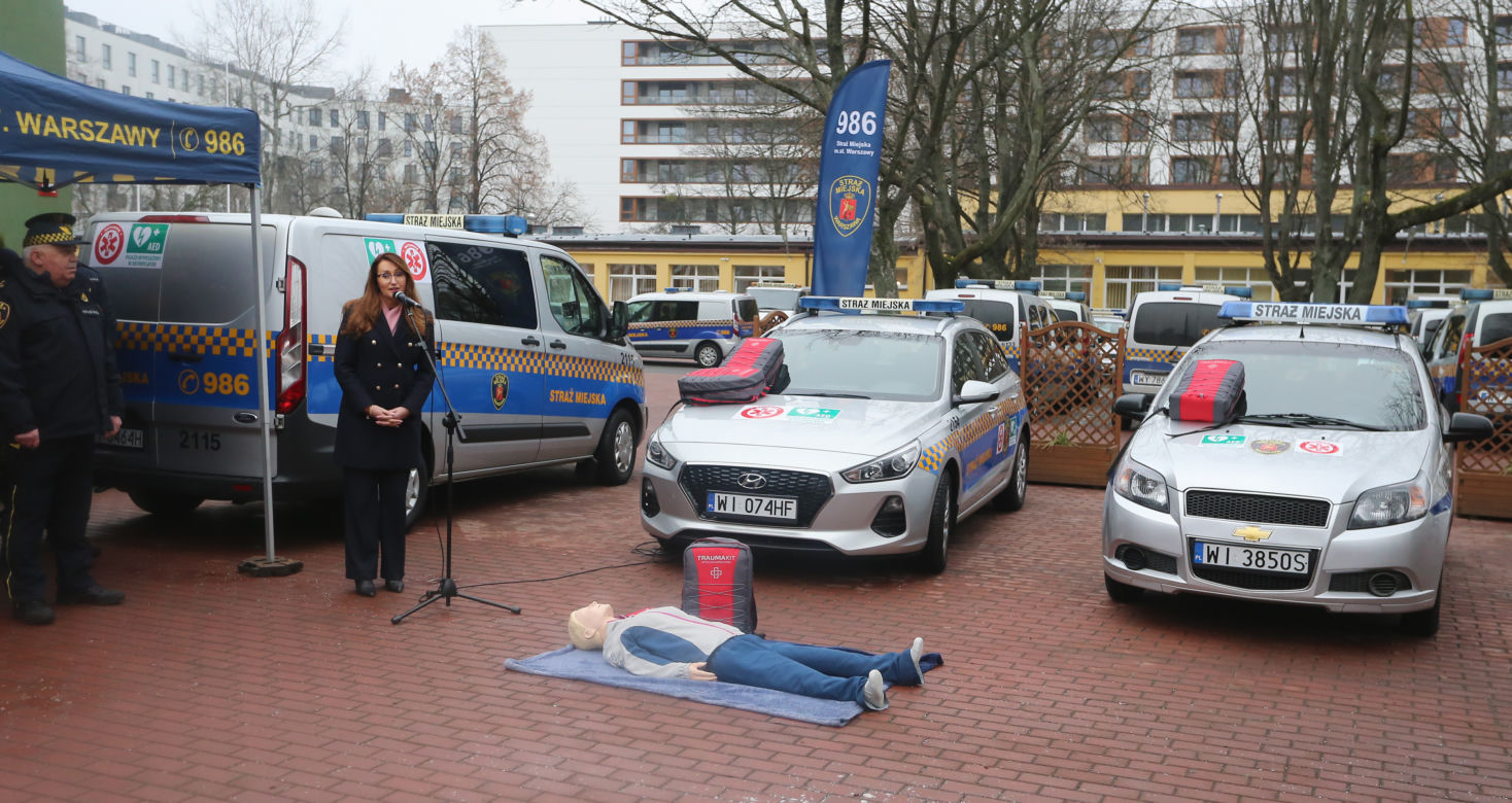 Strażnicy pokazali nowy sprzęt. Do funkcjonariuszy trafiły nowe defibrylatory