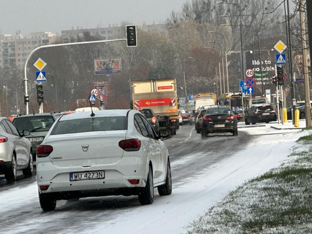 Pierwszy śnieg w Warszawie. Zablokowana Dolina Służewiecka