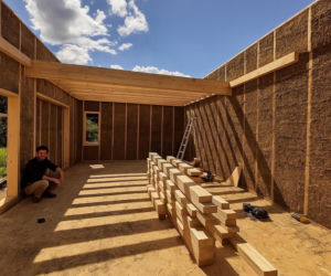 Dom z prefabrykatów drewniano-słomianych