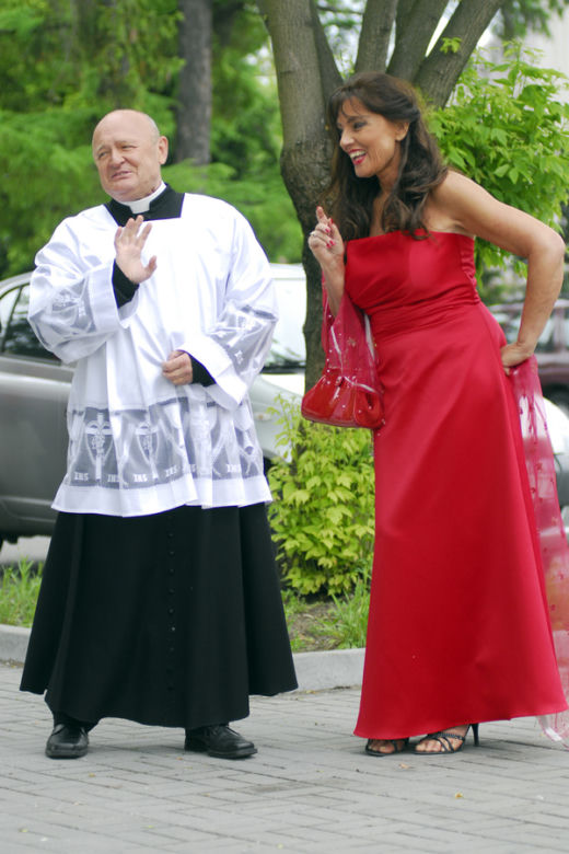 M jak miłość. Simone (Agnieszka Fitkau-Perepeczko), ksiądz (Maciej Damięcki)
