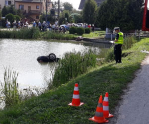 Okoliczni mieszkańcy wyciągnęli z tonącej hondy cztery osoby i wezwali służby ratunkowe
