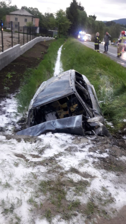 Audi uderzyło w przepust i stanęło w ogniu. Autem podróżowało dwóch 19-latków