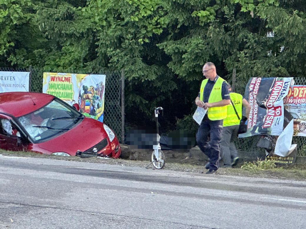 70-latka wypadła z auta, 13-letnie dziecko ranne. Wstrząsająće szczegóły wypadku w Mlęcinie