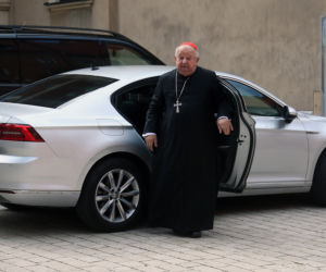 Kardynał Stanisław Dziwisz wożony Volkswagenem Passatem