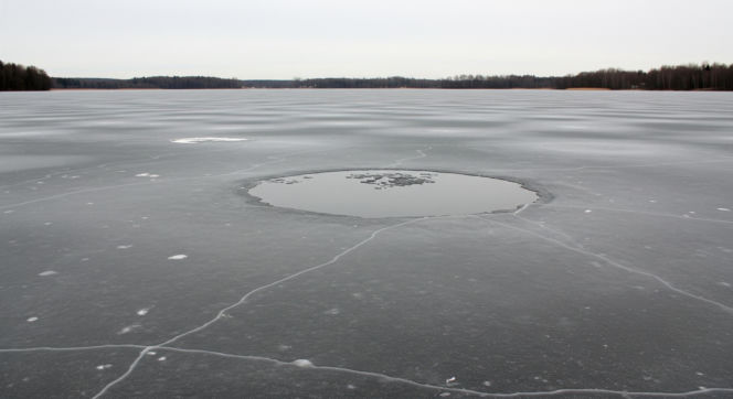 Driftował na zamarzniętym zalewie. O krok od tragedii