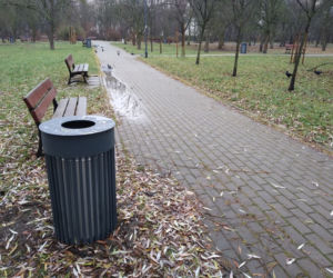 Wronoodporne kosze na śmieci na warszawskich ulicach