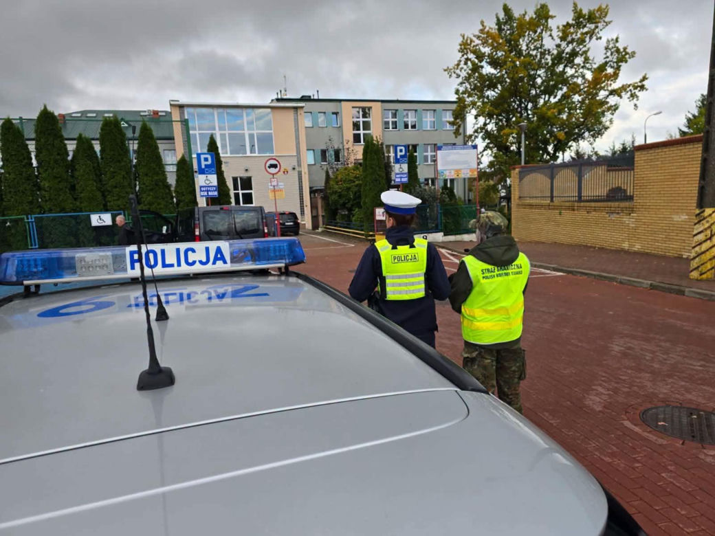 Radiowozy przed szkołami w Podlaskiem. Policja uspokaja rodziców i uczniów