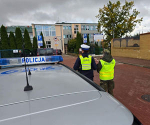 Radiowozy przed szkołami w Podlaskiem. Policja uspokaja rodziców i uczniów