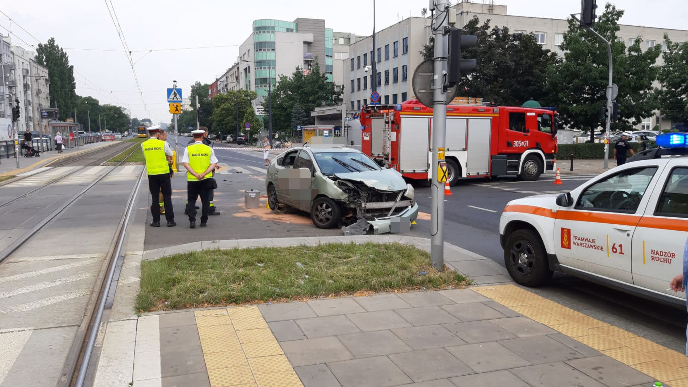 Pijany taksówkarz wiózł kobietę i dziecko