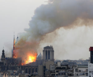 Płonie Katedra Notre-Dame w Paryżu