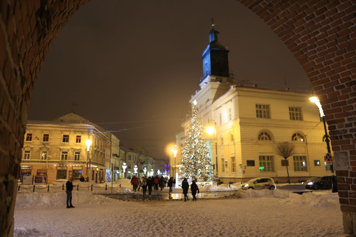 Śnieżny Lublin wieczorową porą