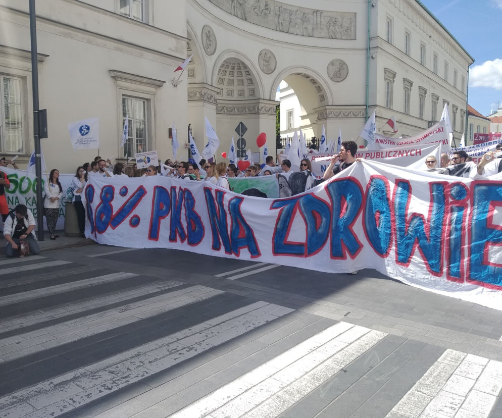Dość umierania w kolejkach do leczenia!” Tłumy lekarzy na ulicach Warszawy!