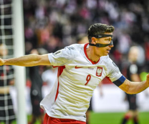 Dlaczego Robert Lewandowski ma maskę? Na meczach wygląda jak Zorro! O co chodzi?