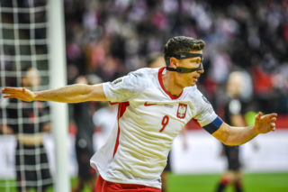 Dlaczego Robert Lewandowski ma maskę? Na meczach wygląda jak Zorro! O co chodzi?