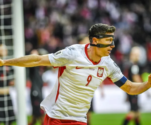 Dlaczego Robert Lewandowski gra w czarnej masce? Wygląda jak Zorro, ale powód jest poważny
