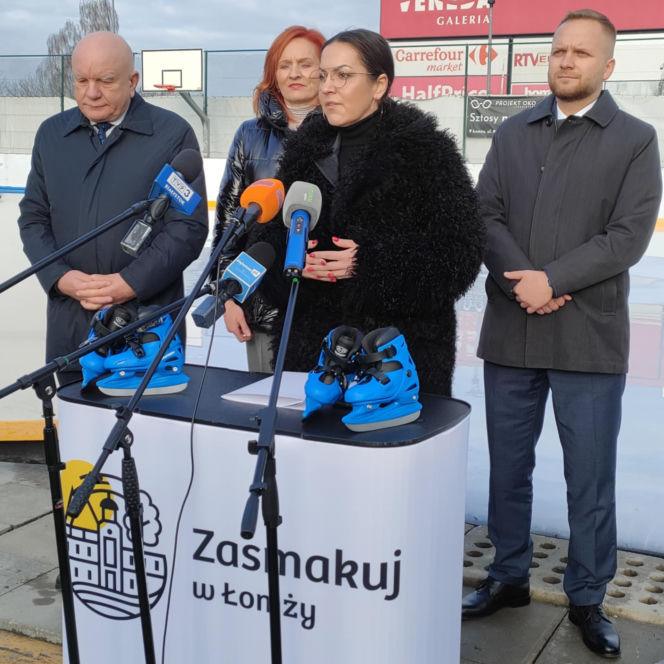 Umowa podpisana. Za 18 miesięcy w Łomży powstanie zadaszone lodowisko rolkowisko