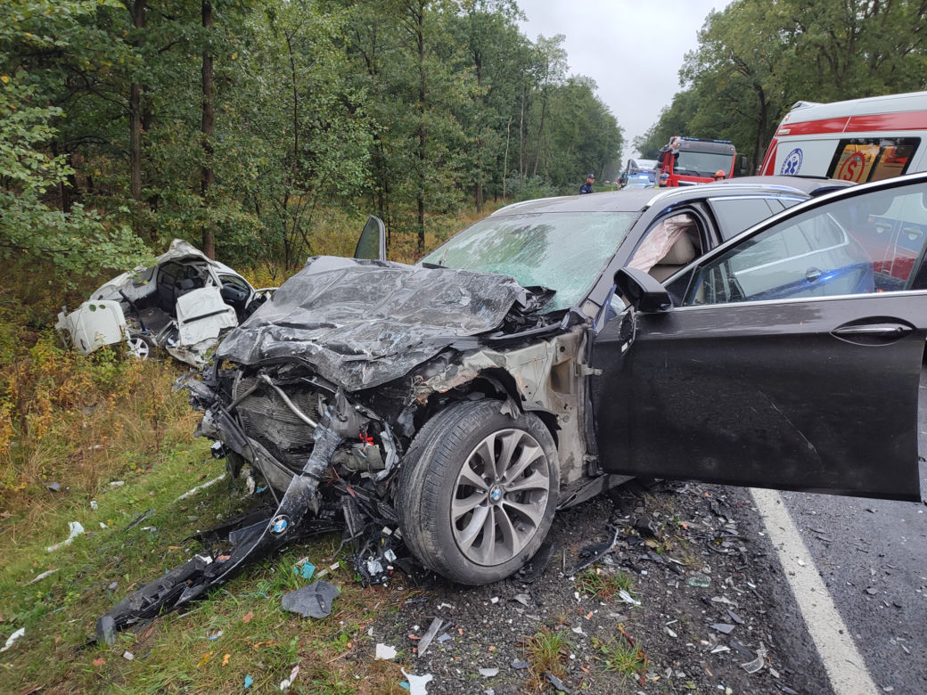 Makabra pod Wyszkowem. Bmw i peugeot zmiażdżone jak puszki. Jedna osoba nie żyje
