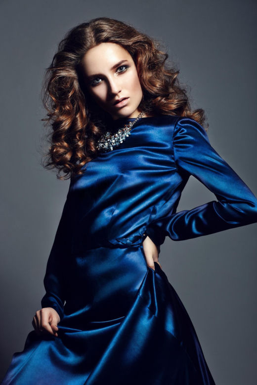Zapomnij o czerni, beżu i szarości. W tym sezonie w modzie niepodzielnie rządzi odcień „midnight blue”