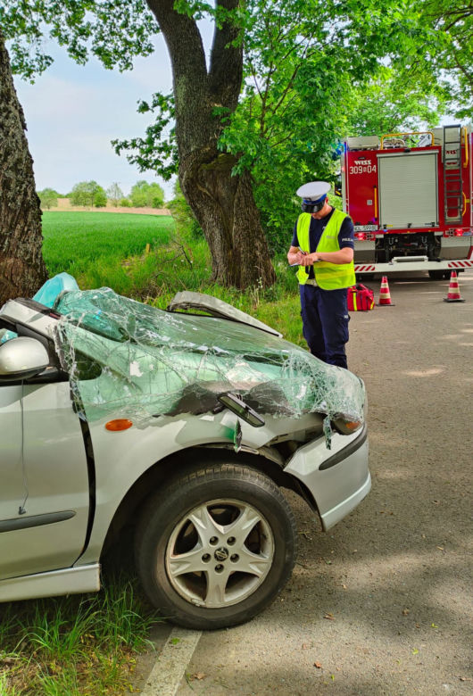 Śmiertelny wypadek na trasie Barczewo-Mokiny. Samochód uderzył w drzewo. Nie żyje kierowca