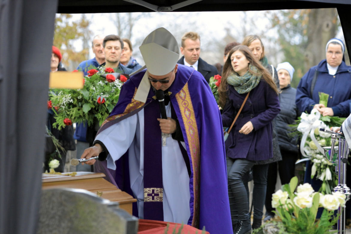 Pochowali arcybiskupa ukradkiem