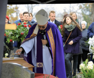 Pochowali arcybiskupa ukradkiem