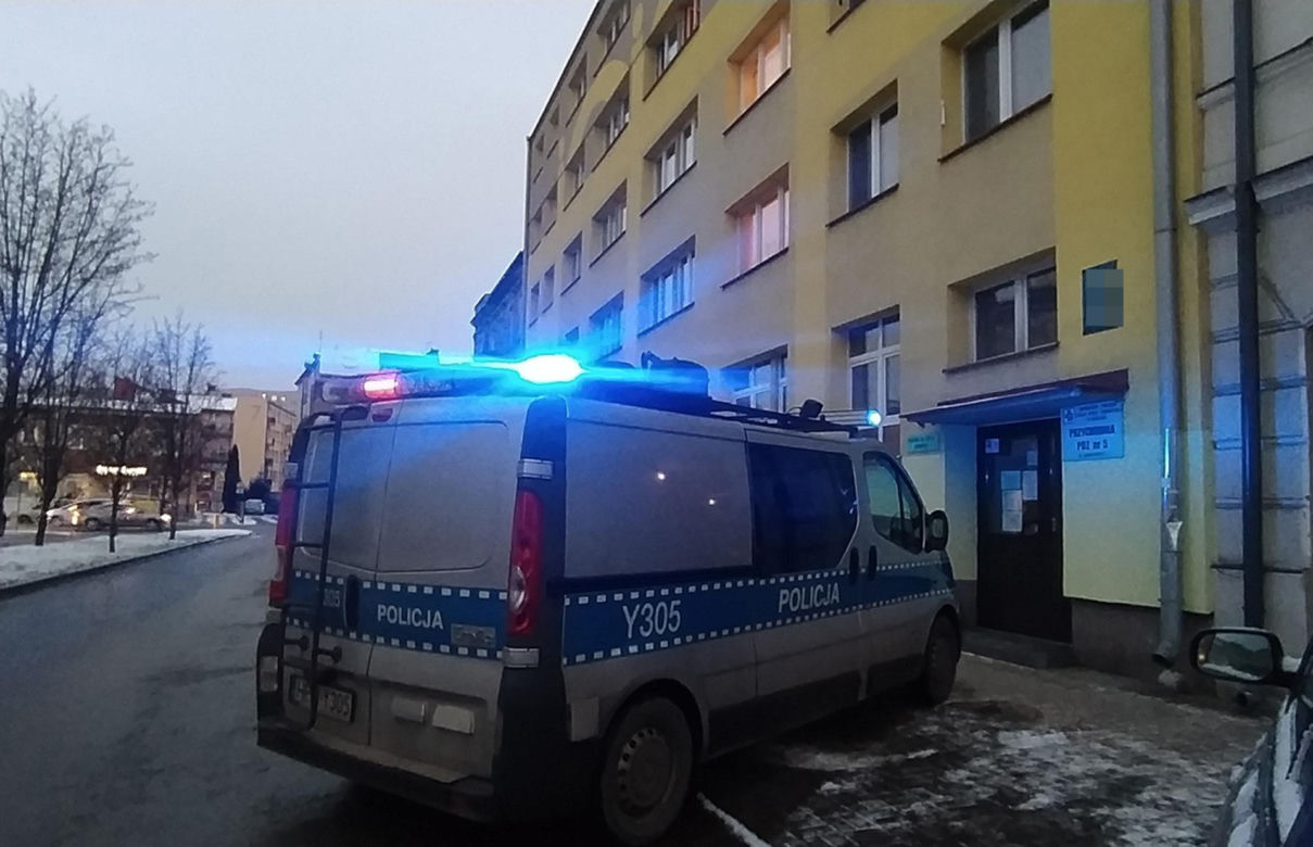 Tajemnicza śmierć matki i dwóch synów w Siedlcach. Leżeli martwi w mieszkaniu
