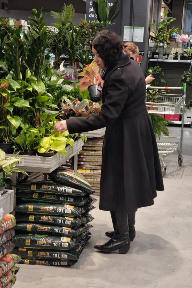 Anna Maria Żukowska buszuje w kwiatach