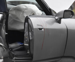 Roztrzaskał sportowe auto na latarni! Ogromny wypadek na Grochowie