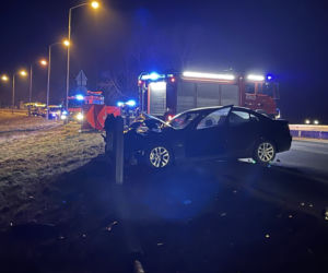 Śmiertelny wypadek w Nieporęcie. jeden z samochodow dachował