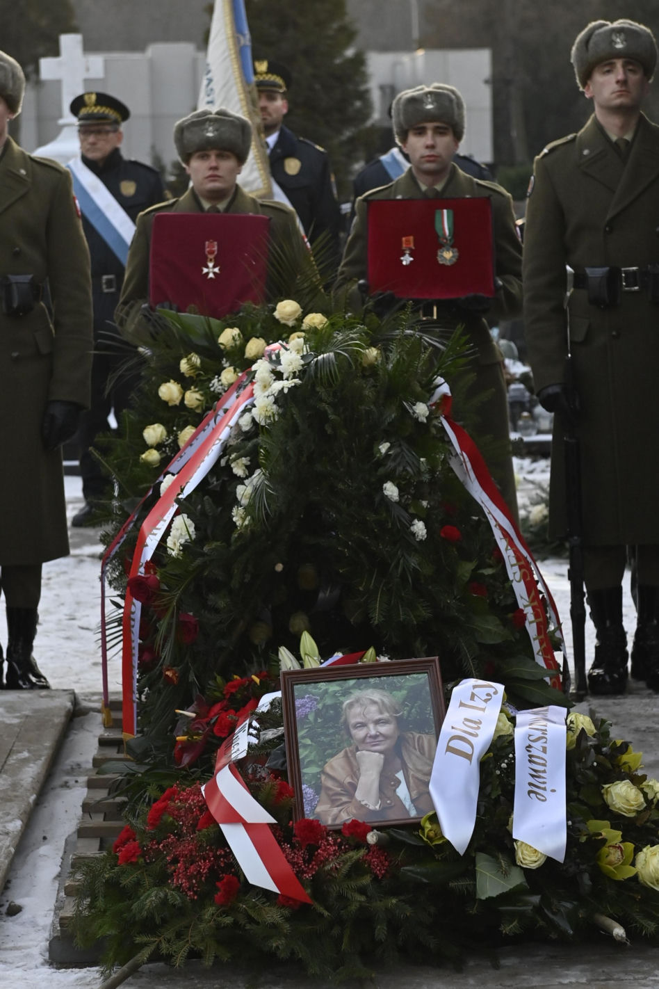 Janusz Michałowski na wózku inwalidzkim na pogrzebie żony