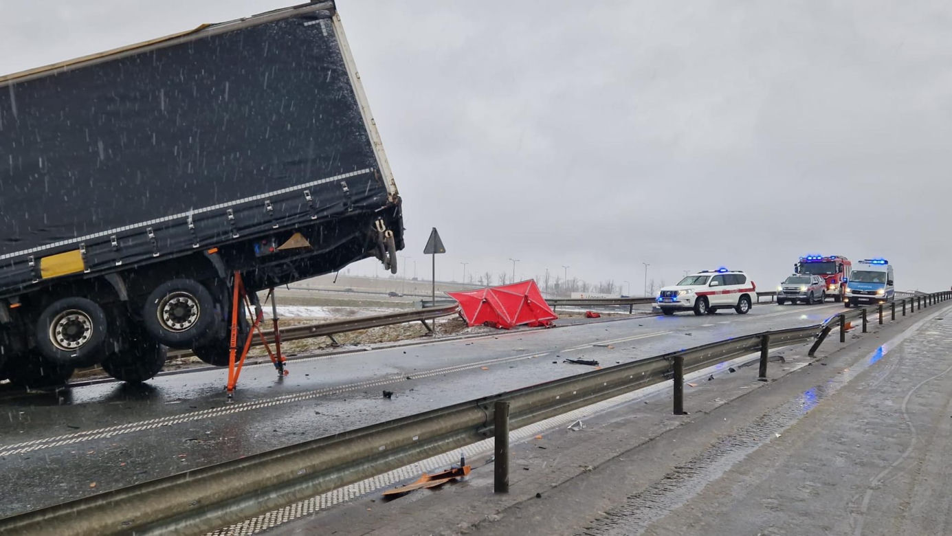 Wypadek w Kołbieli. Tir roztrzaskał osobówkę. Nie żyje jedna osoba
