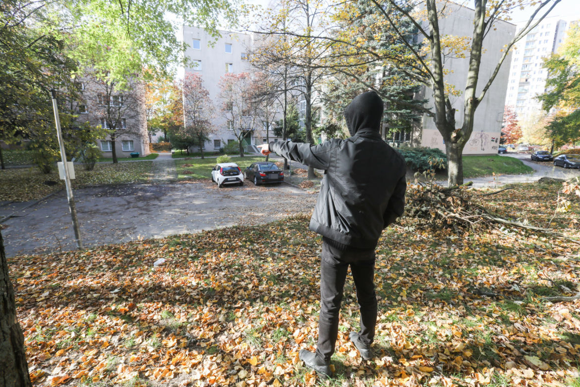 „Boimy się o swoje życie”. Strzelec wyborowy zaatakował ponownie? Zniszczono dwa samochody osobowe