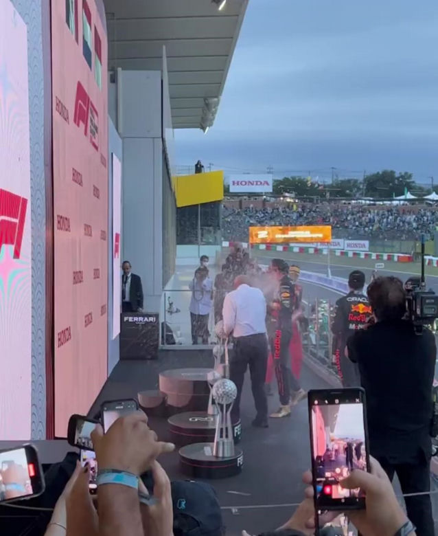 Bartosz Kurek z żoną na wyścigu F1 w Japonii