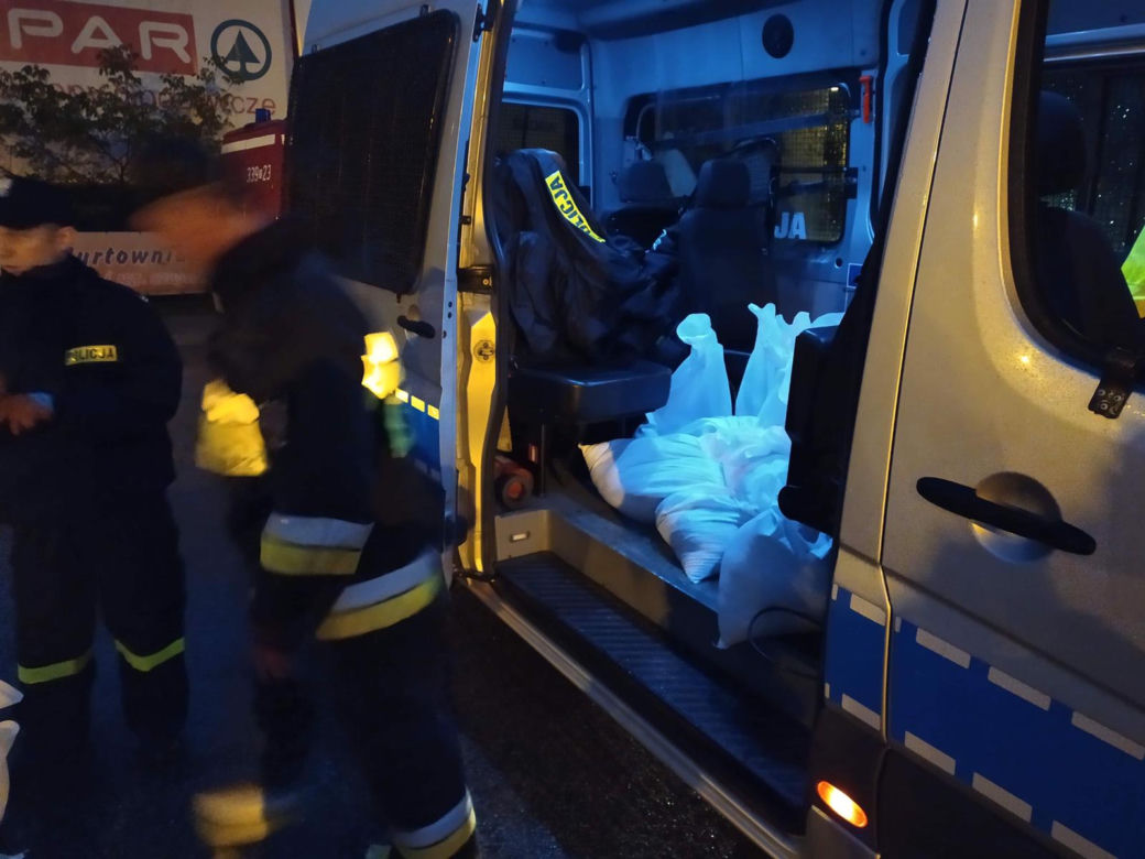 Powódź w krakowskim Bieżanowie: zalane posesje, nieprzejezdne drogi. Walka z żywiołem trwa