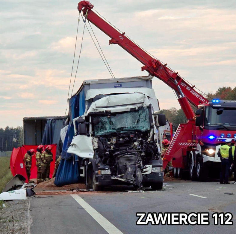 Dramat na DK78! Dwie ciężarówki zmiażdżyły osobówkę. Są ofiary śmiertelne. Kawałek dalej samochodowy karambol