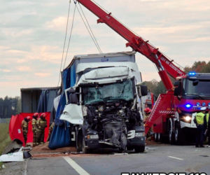 Dramat na DK78! Dwie ciężarówki zmiażdżyły osobówkę. Są ofiary śmiertelne. Kawałek dalej samochodowy karambol