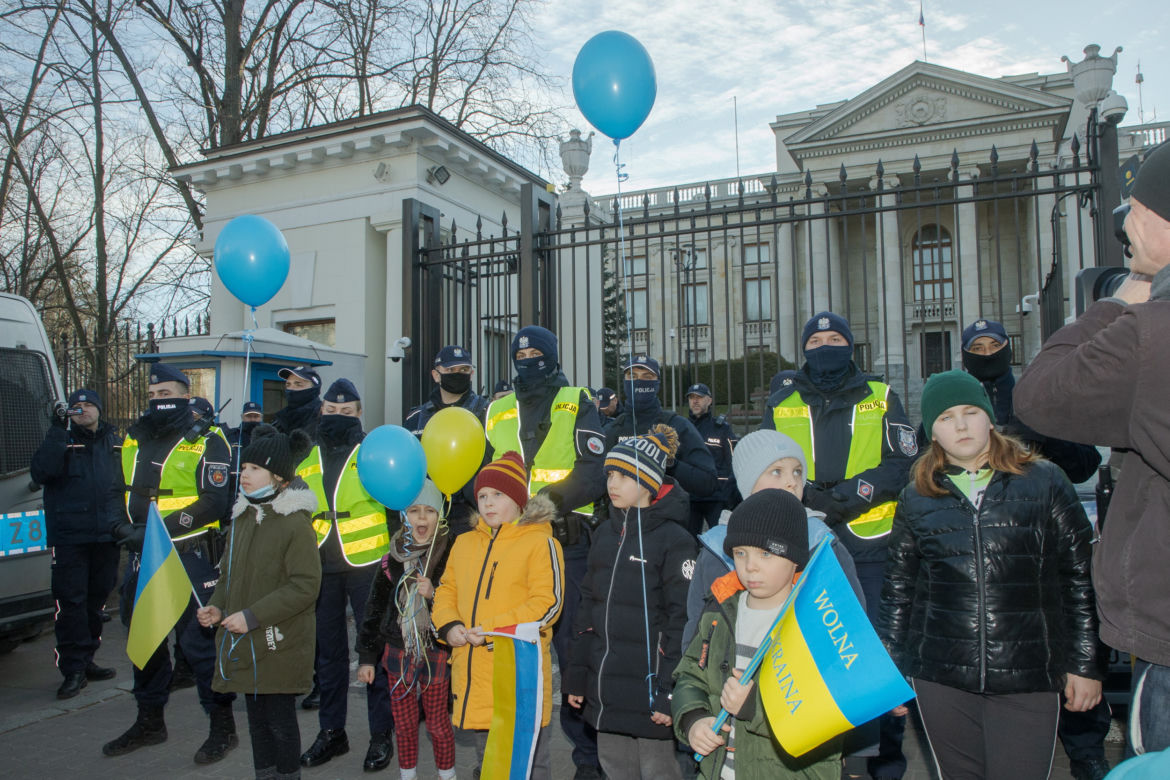 Warszawa. Manifestacja pod hasłem: Matki wołają przestańcie strzelać do dzieci!