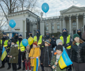 Warszawa. Manifestacja pod hasłem: Matki wołają przestańcie strzelać do dzieci!