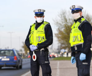 Policja kontrolowała czy toruńscy kierowcy respektują obowiązek noszenia maseczek