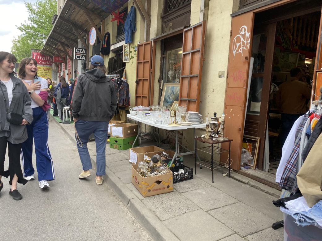 Garażówka na Bazarze Różyckiego