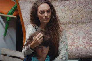 Dziedzictwo, odcinek 881: Cennet wypędza Nanę i Yusufa do magazynku, a przed salonem fryzjerskim wybucha pożar