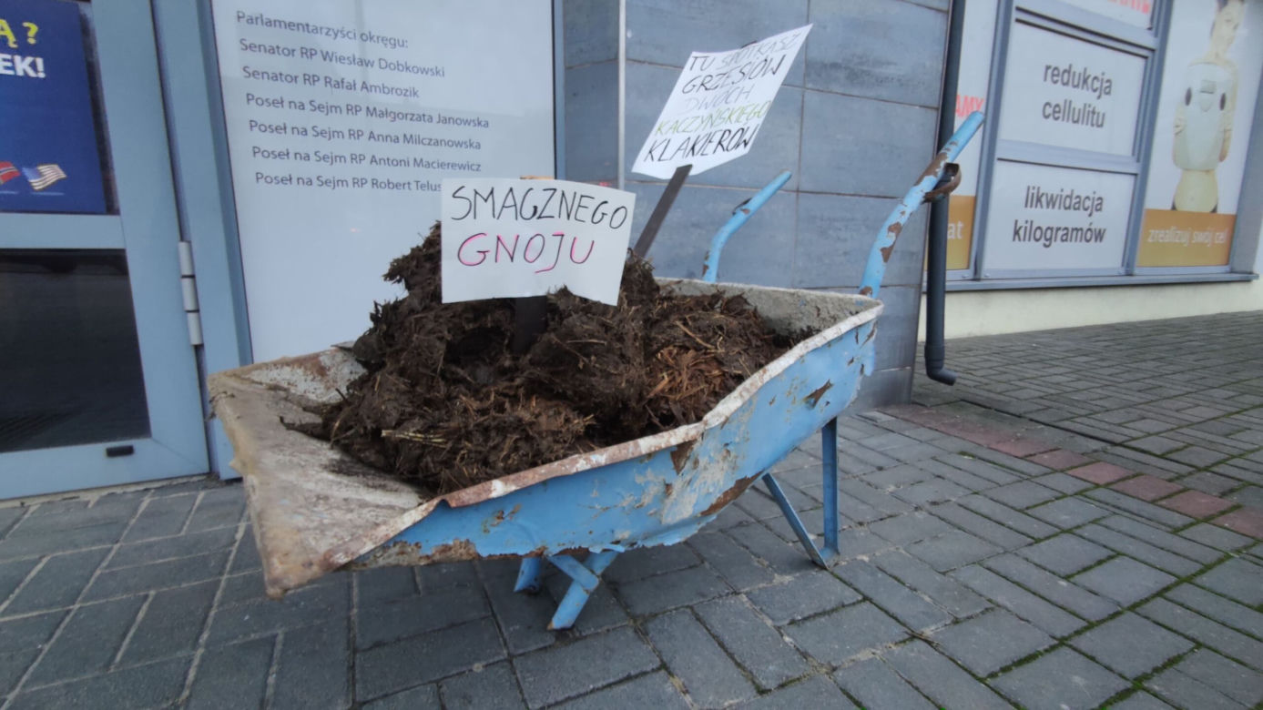 Gnojownik pod biurami poselskimi w Piotrkowie Trybunalskim. "Rolnicy dziękują za ostatnie głosowanie"