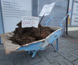 Gnojownik pod biurami poselskimi w Piotrkowie Trybunalskim. Rolnicy dziękują za ostatnie głosowanie