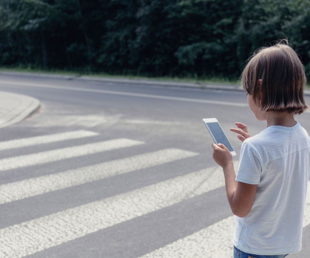 Kodeks drogowy 2021. Zakaz używania telefonów dla pieszych od 1 czerwca