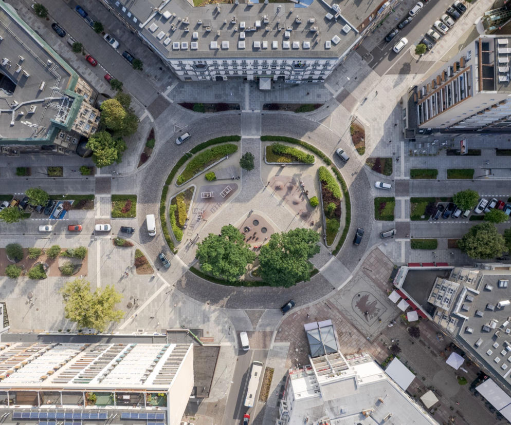 Widok z góry na plac Zgody w Szczecinie po przebudowie. O nowym salonie miejskim przeczytasz w serwisie Architektura.