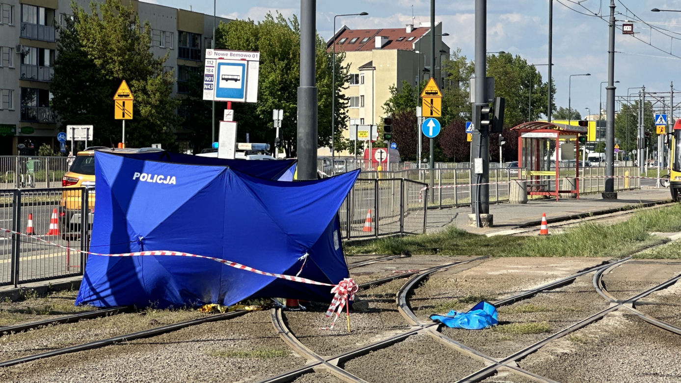 Makabryczny wypadek na Nowym Bemowie. Nie żyje mężczyzna zmiażdżony przez tramwaj