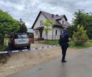Emerytowany policjant zabił teścia i zranił teściową. Sąsiedzi o Dariuszu R.: To nie jest fajny gość