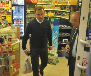 Z obstawą do bankomatu