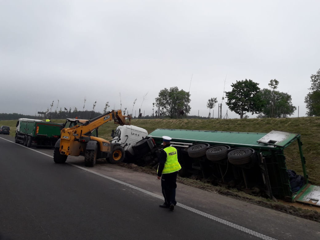 Przewrócona ciężarówka na S7