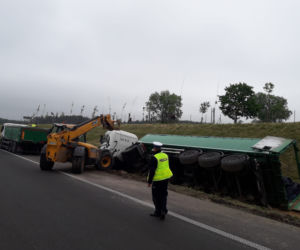 Przewrócona ciężarówka na S7